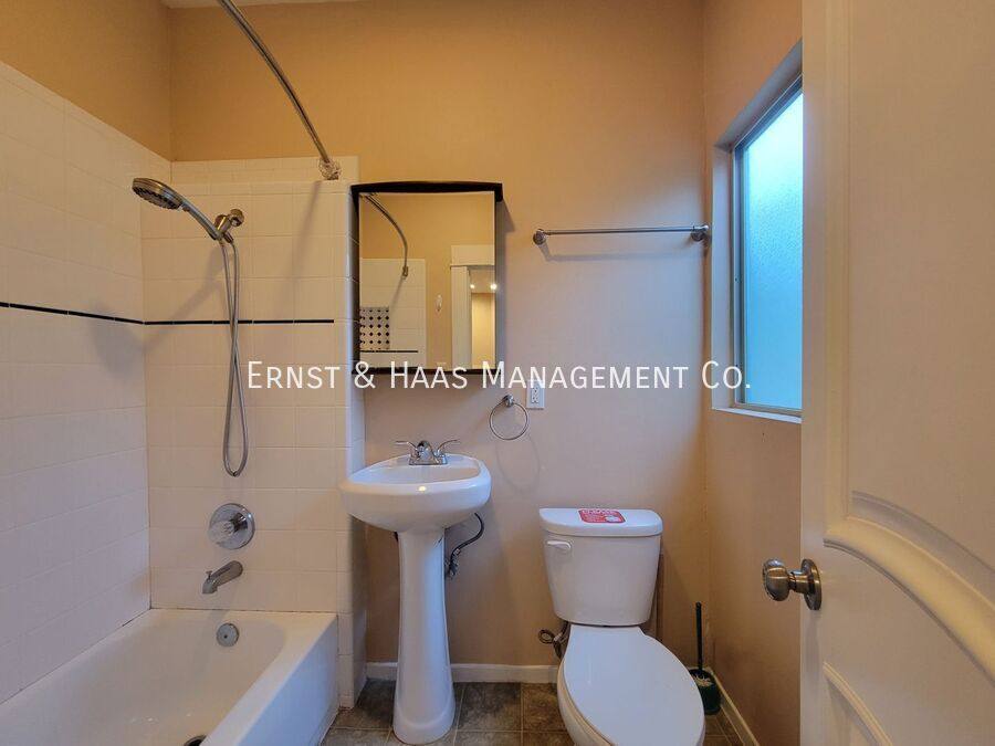 Apartment for rent at 930 E Broadway, Long Beach, CA 90802