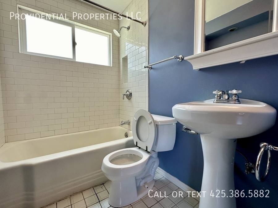 House for rent at 3114 W Elmore St, Seattle, WA 98199