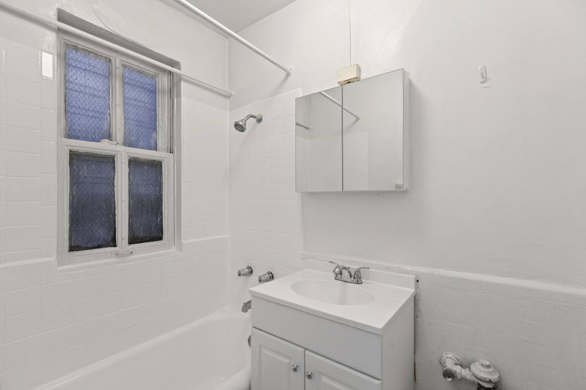Apartment for rent at 434 W Wellington, Chicago, IL 60657