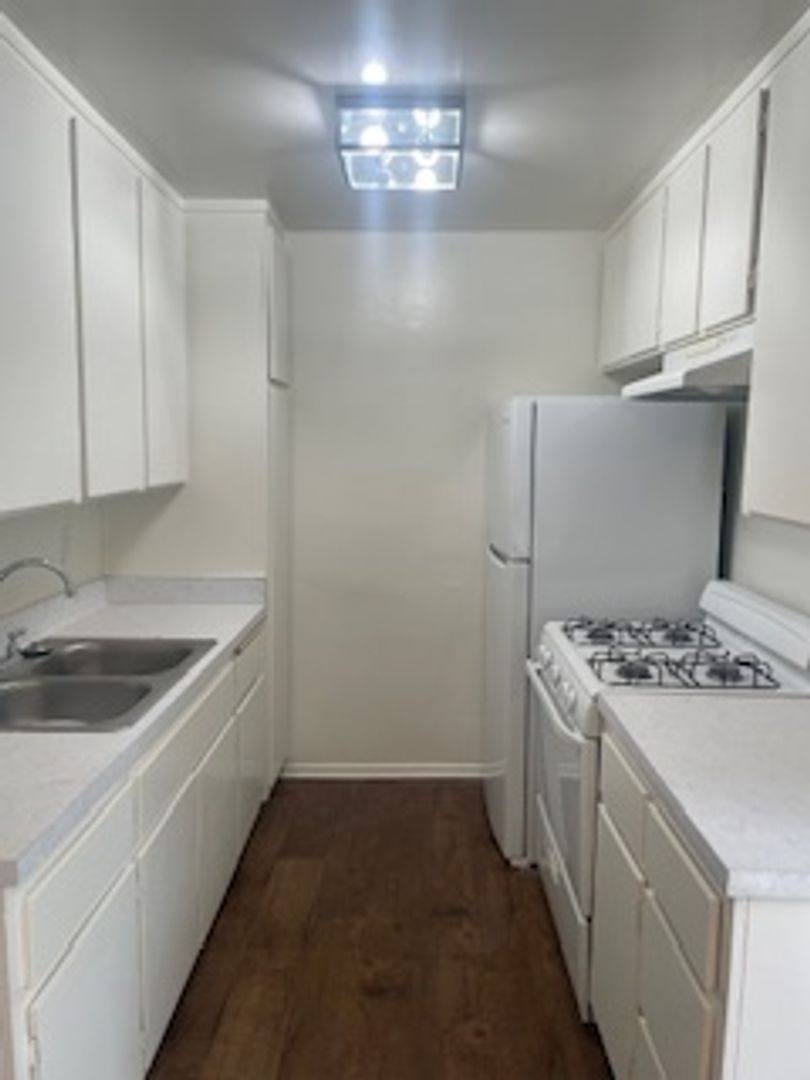 Apartment for rent at 518 Raymond Ave, Santa Monica, CA 90405