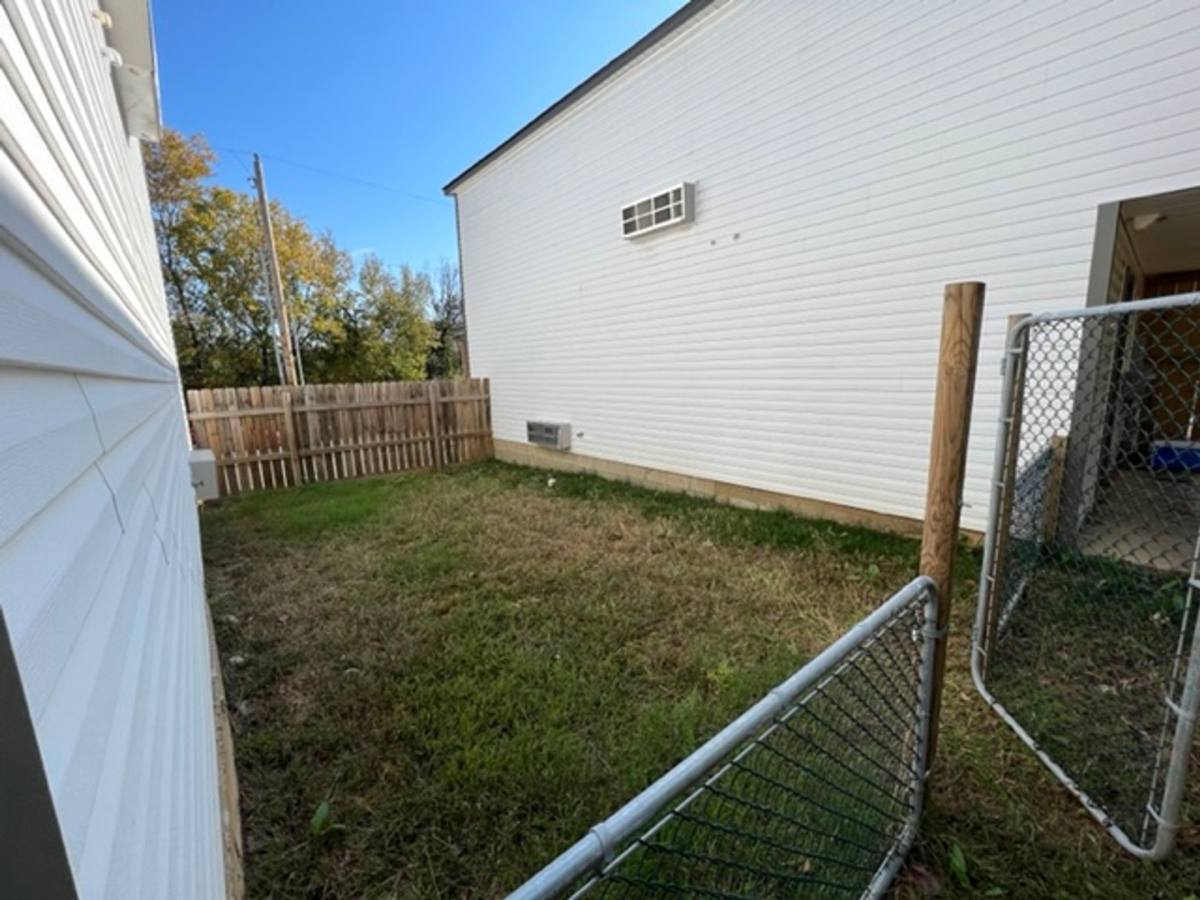 Apartment for rent at 208 S 26th St, Van Buren, AR 72956