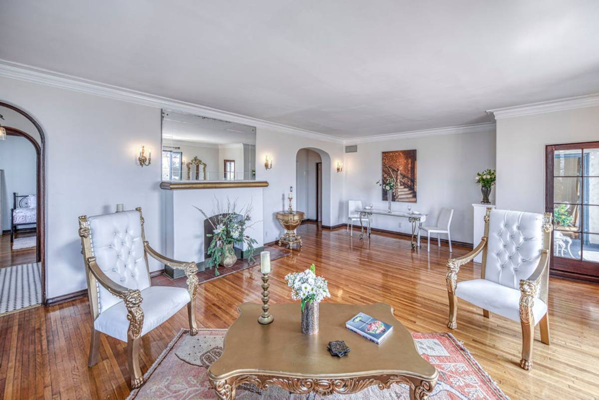 Apartment for rent at 4121 Wilshire Blvd, Los Angeles, CA 90010
