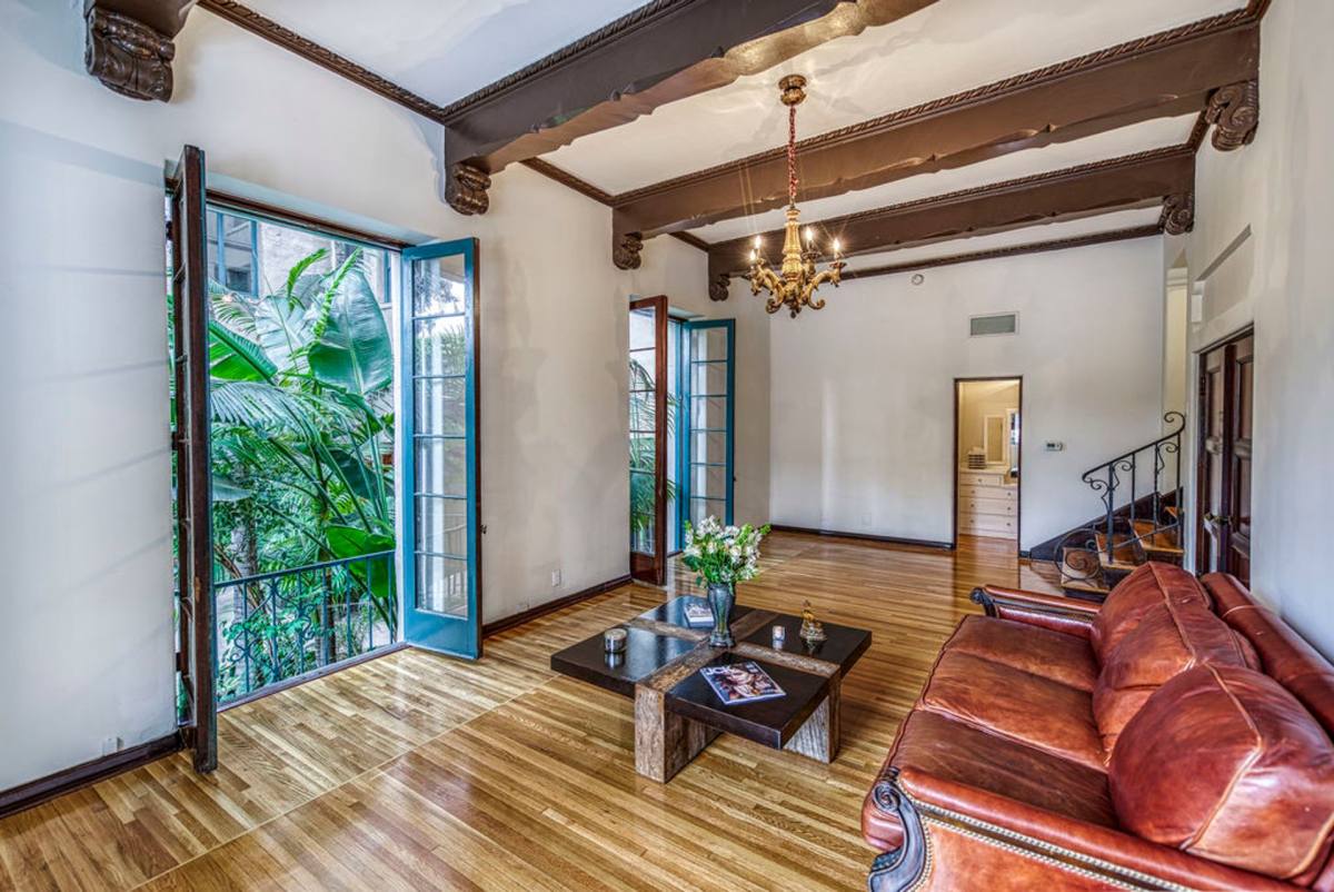 Apartment for rent at 4121 Wilshire Blvd, Los Angeles, CA 90010