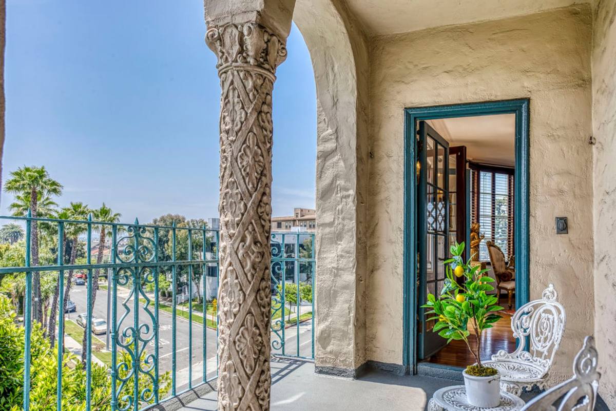 Apartment for rent at 4121 Wilshire Blvd, Los Angeles, CA 90010