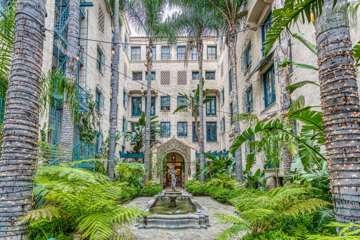 Apartment for rent at 4121 Wilshire Blvd, Los Angeles, CA 90010