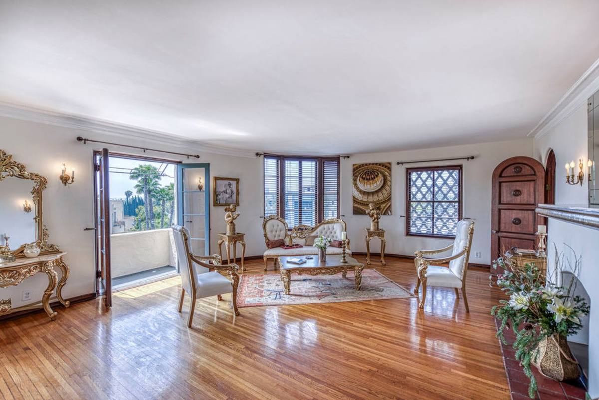 Apartment for rent at 4121 Wilshire Blvd, Los Angeles, CA 90010