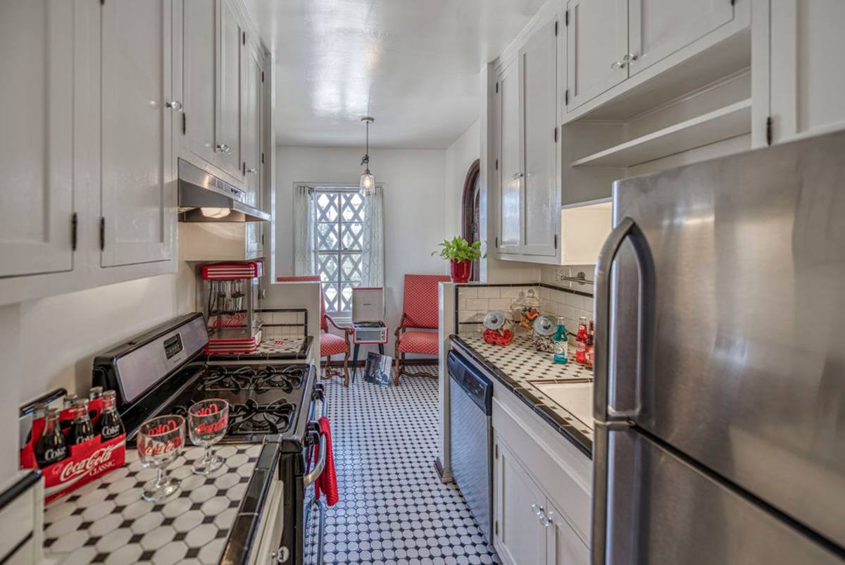 Apartment for rent at 4121 Wilshire Blvd, Los Angeles, CA 90010