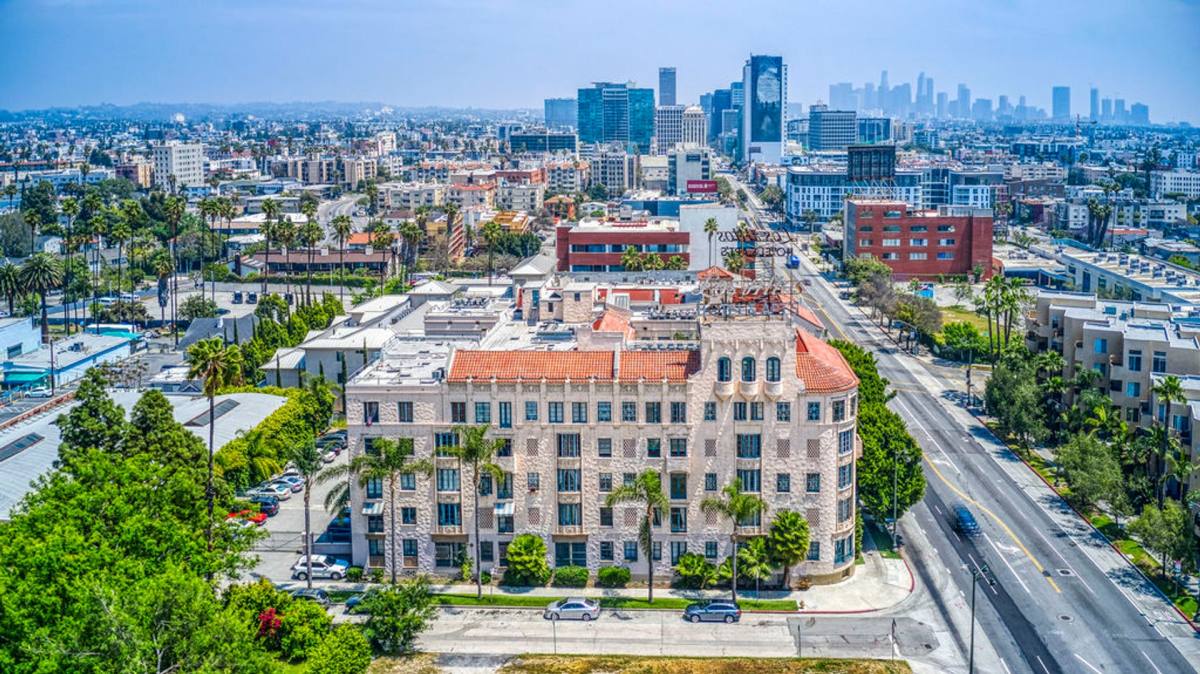 Apartment for rent at 4121 Wilshire Blvd, Los Angeles, CA 90010