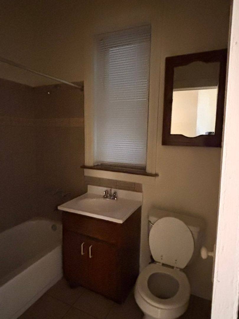 Apartment for rent at 2531-41 E 73rd St, Chicago, IL 60649