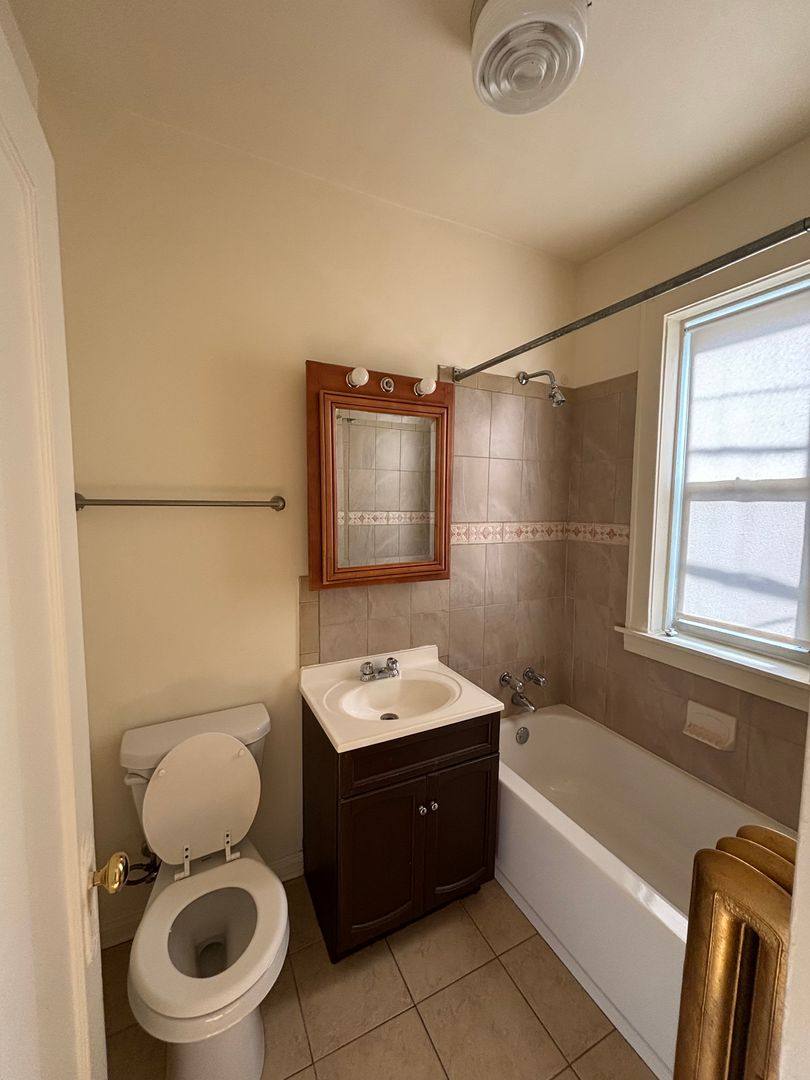 Apartment for rent at 2531-41 E 73rd St, Chicago, IL 60649