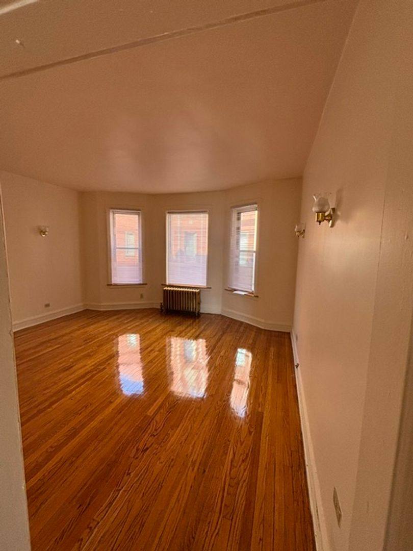 Apartment for rent at 2531-41 E 73rd St, Chicago, IL 60649