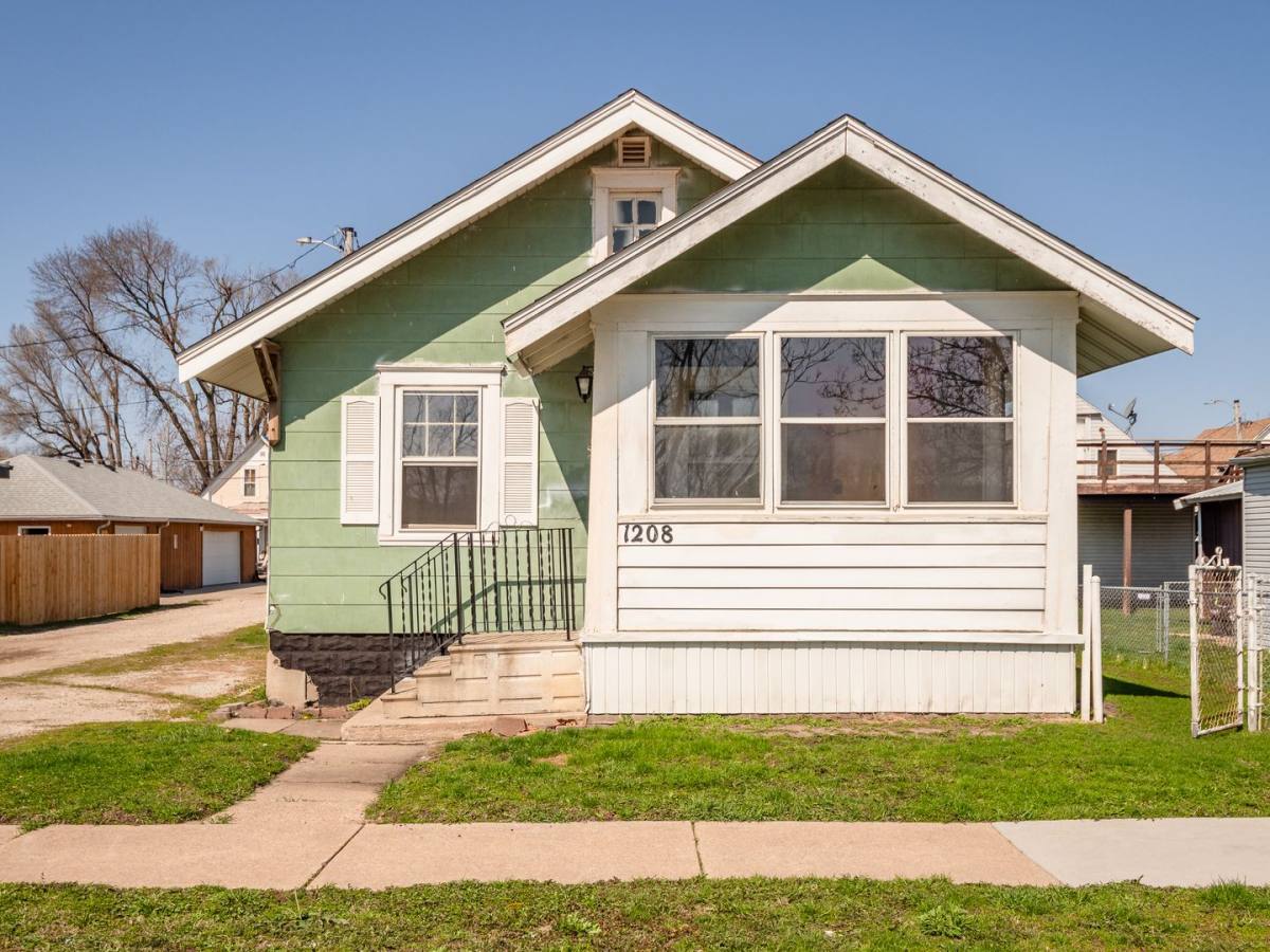 1208 L St SW, Cedar Rapids, IA 52404