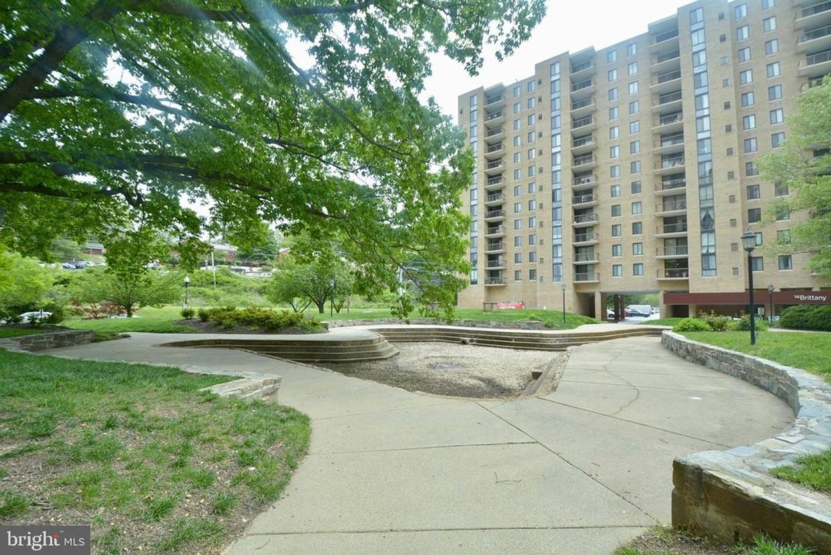 Condo for rent at 4600 S Four Mile Run Dr, Arlington, VA 22204
