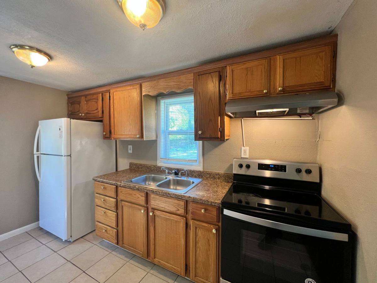 House for rent at 607 N Hocker Ave, Independence, MO 64050
