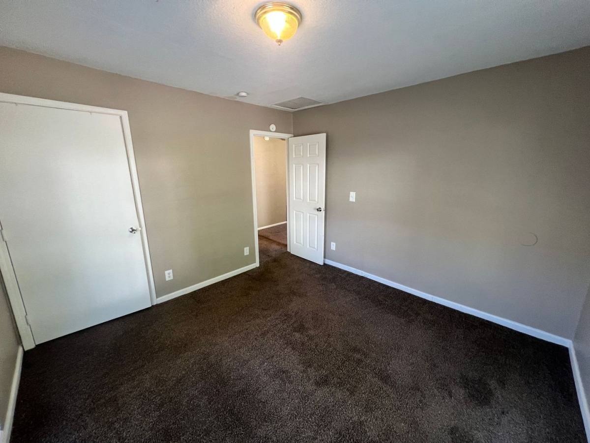 House for rent at 607 N Hocker Ave, Independence, MO 64050