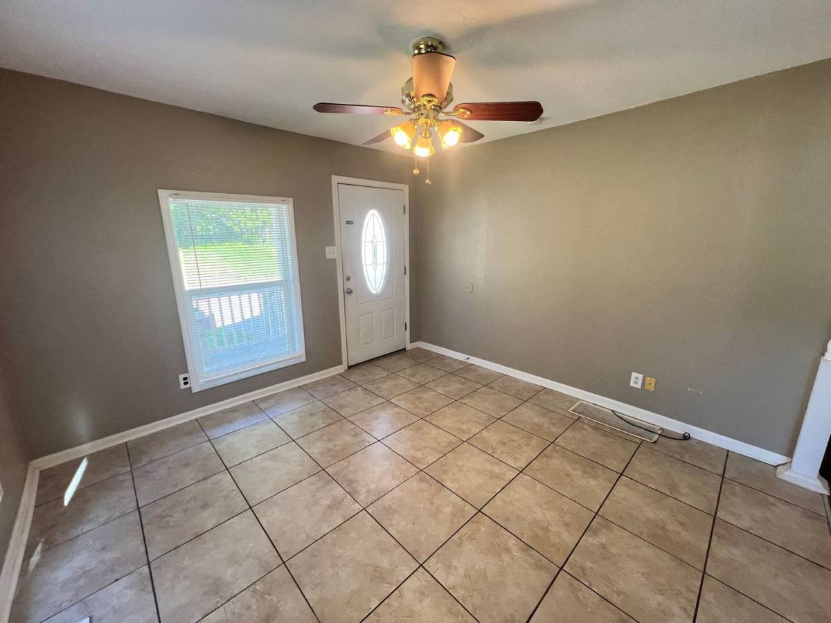 House for rent at 607 N Hocker Ave, Independence, MO 64050