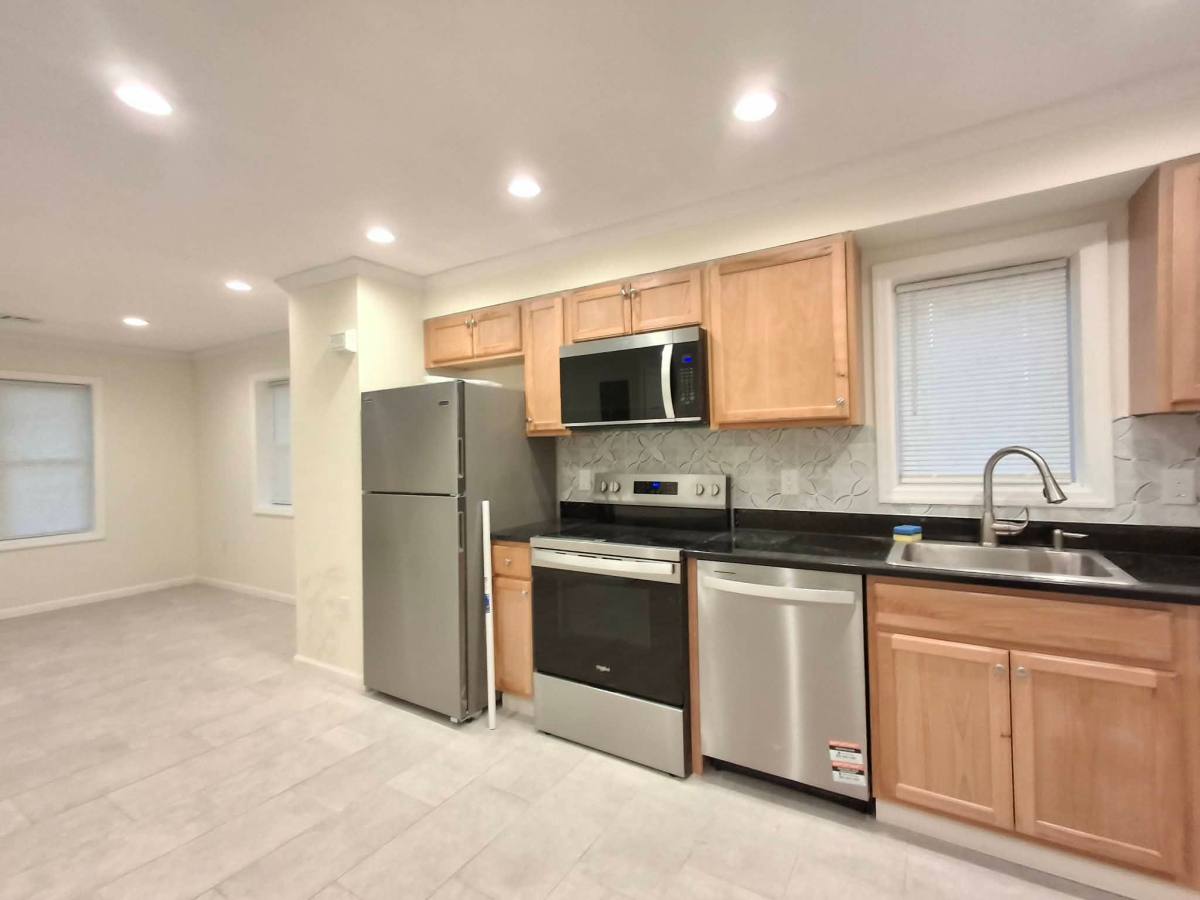 Townhouse for rent at 49 Hillside Ave, Sayreville, NJ 08872