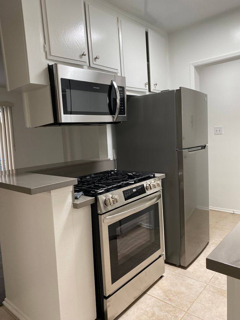 Apartment for rent at 3740 Cardiff, Los Angeles, CA 90034