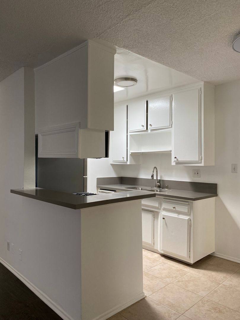 Apartment for rent at 3740 Cardiff, Los Angeles, CA 90034