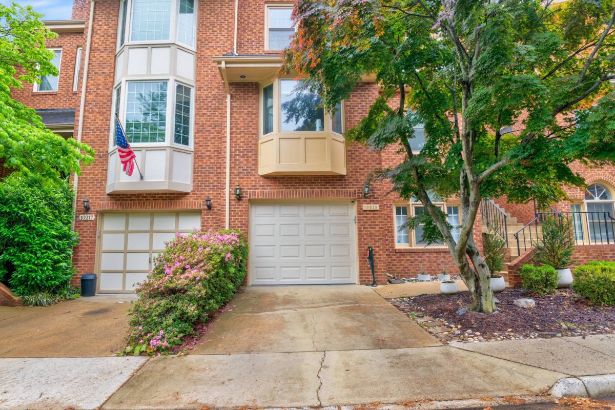 Townhouse for rent at 10219 Aspen Willow Dr, Fairfax, VA 22032