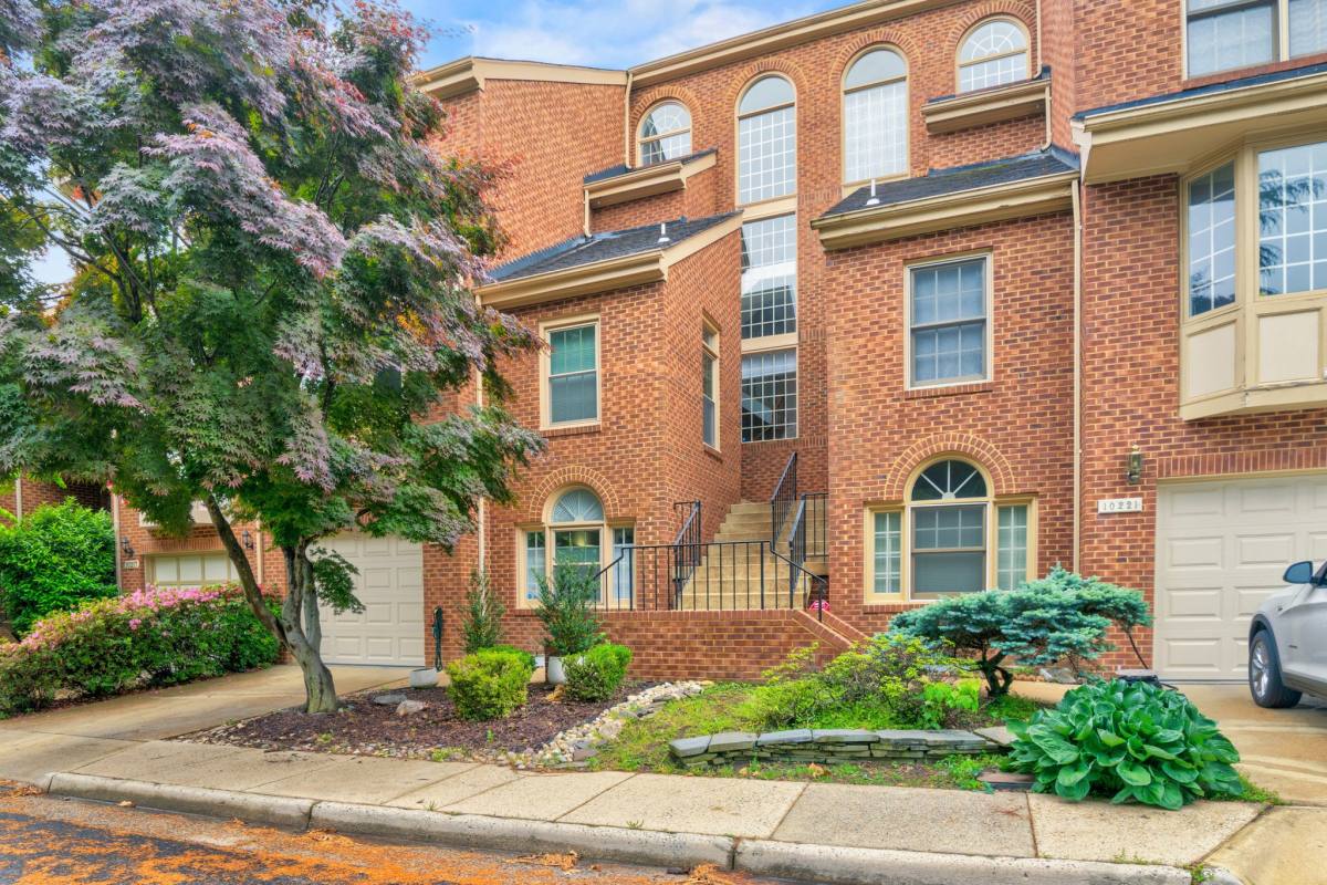 Townhouse for rent at 10219 Aspen Willow Dr, Fairfax, VA 22032