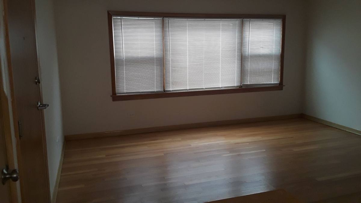 Apartment for rent at 9456 Maple Dr, Des Plaines, IL 60018