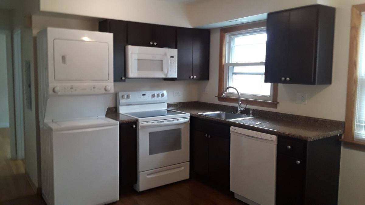 Apartment for rent at 9456 Maple Dr, Des Plaines, IL 60018