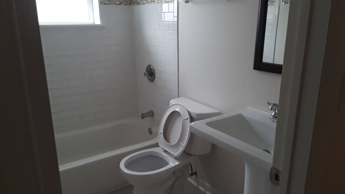 Apartment for rent at 9456 Maple Dr, Des Plaines, IL 60018