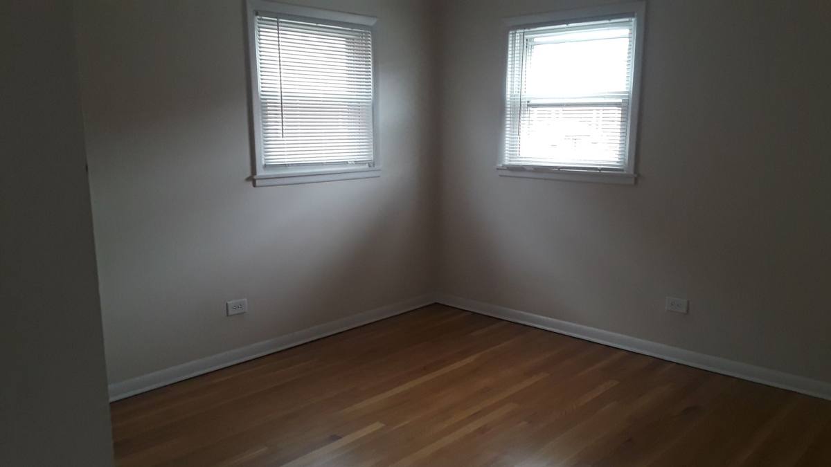 Apartment for rent at 9456 Maple Dr, Des Plaines, IL 60018
