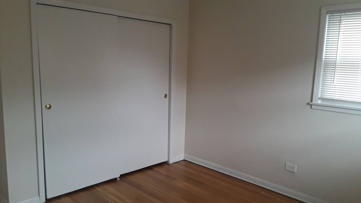 Apartment for rent at 9456 Maple Dr, Des Plaines, IL 60018