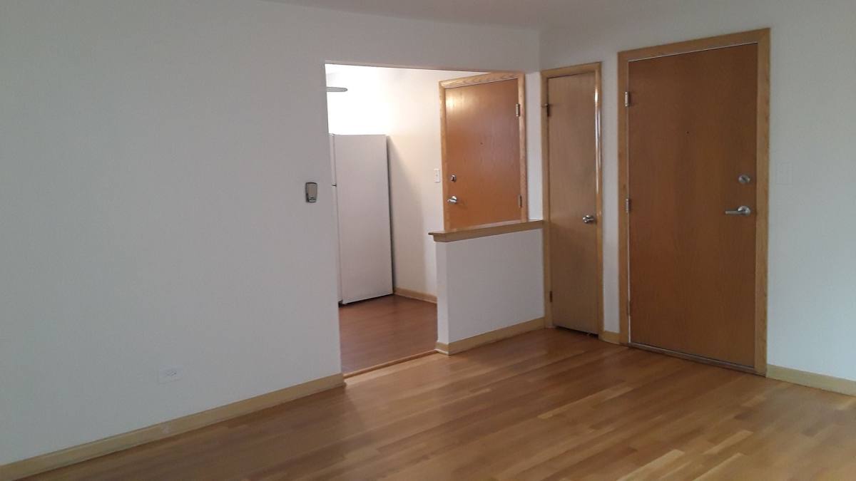 Apartment for rent at 9456 Maple Dr, Des Plaines, IL 60018