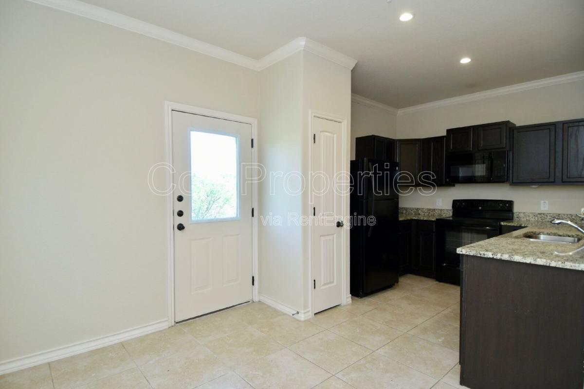 Townhouse for rent at 6610 Arancione Ave, San Antonio, TX 78233