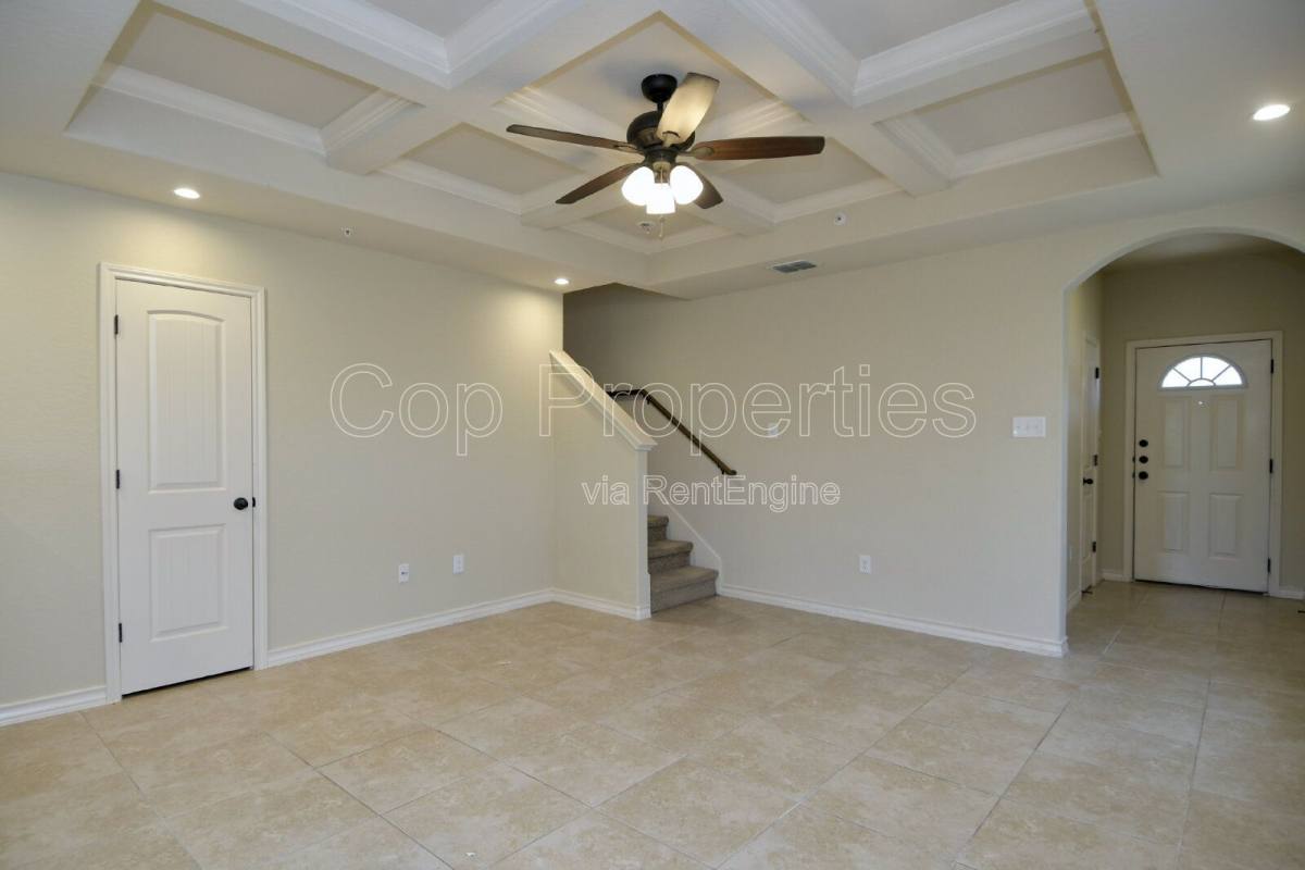 Townhouse for rent at 6610 Arancione Ave, San Antonio, TX 78233