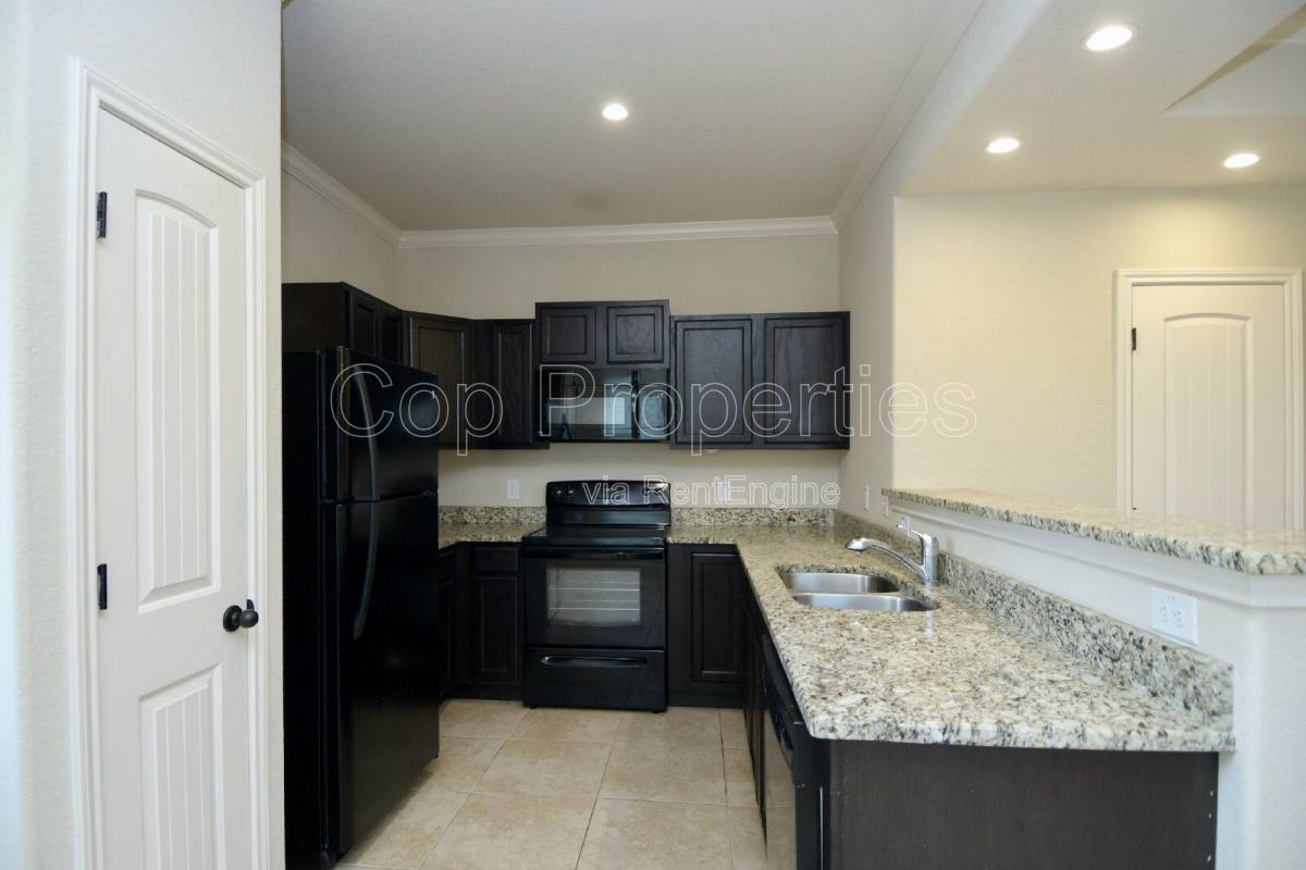 Townhouse for rent at 6610 Arancione Ave, San Antonio, TX 78233