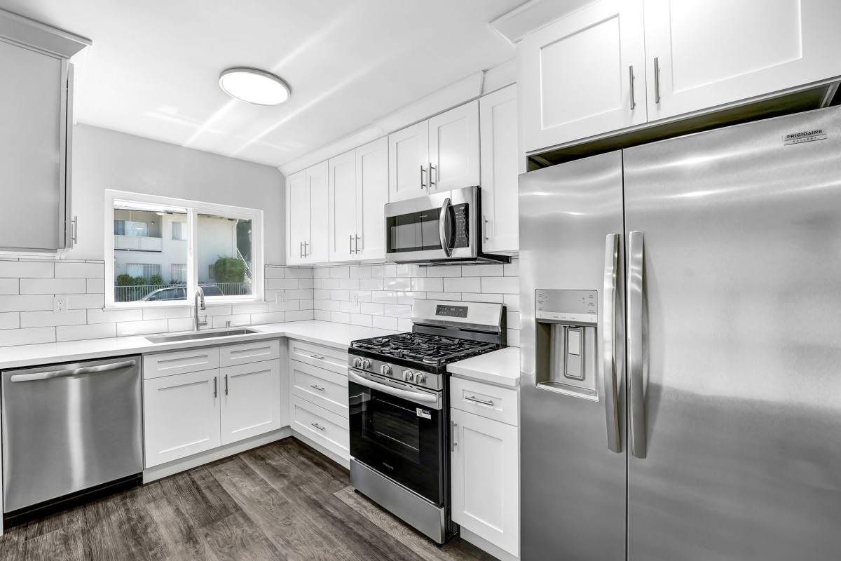 Apartment for rent at 978 S Barrington Ave, Los Angeles, CA 90049