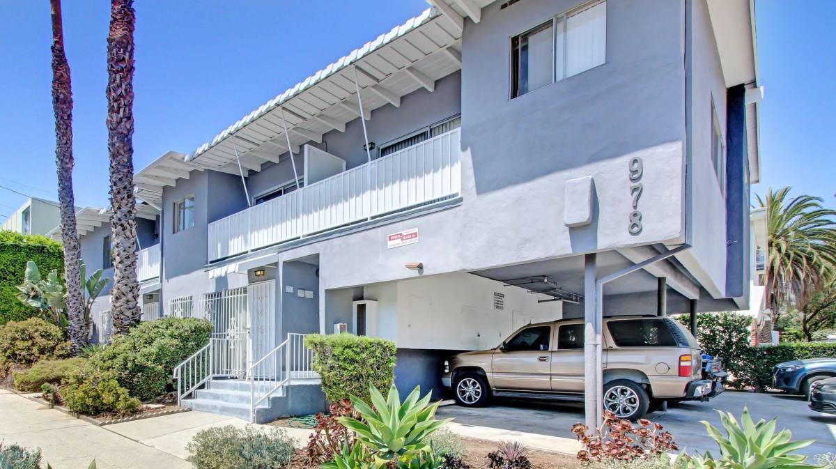 Apartment for rent at 978 S Barrington Ave, Los Angeles, CA 90049