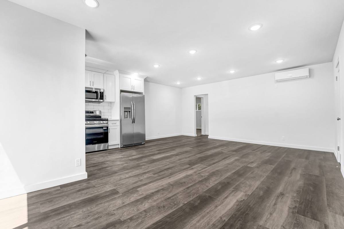 Apartment for rent at 978 S Barrington Ave, Los Angeles, CA 90049