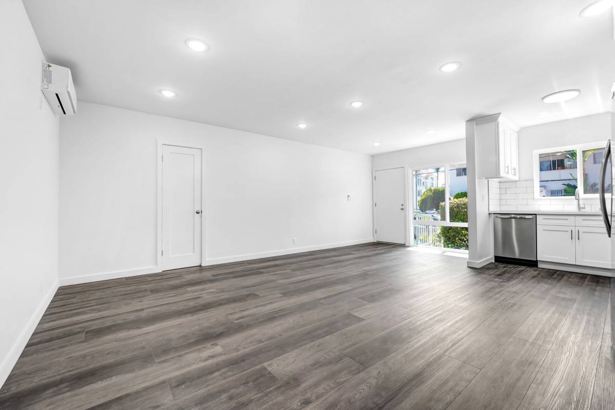 Apartment for rent at 978 S Barrington Ave, Los Angeles, CA 90049