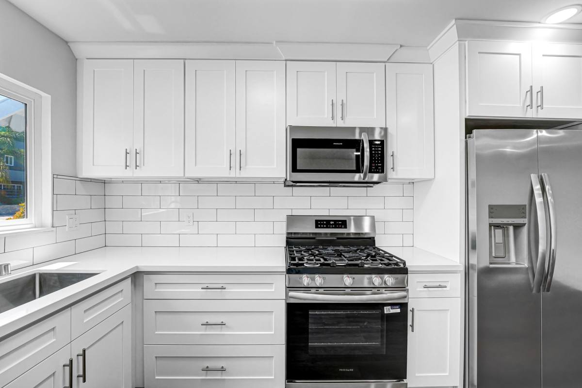 Apartment for rent at 978 S Barrington Ave, Los Angeles, CA 90049