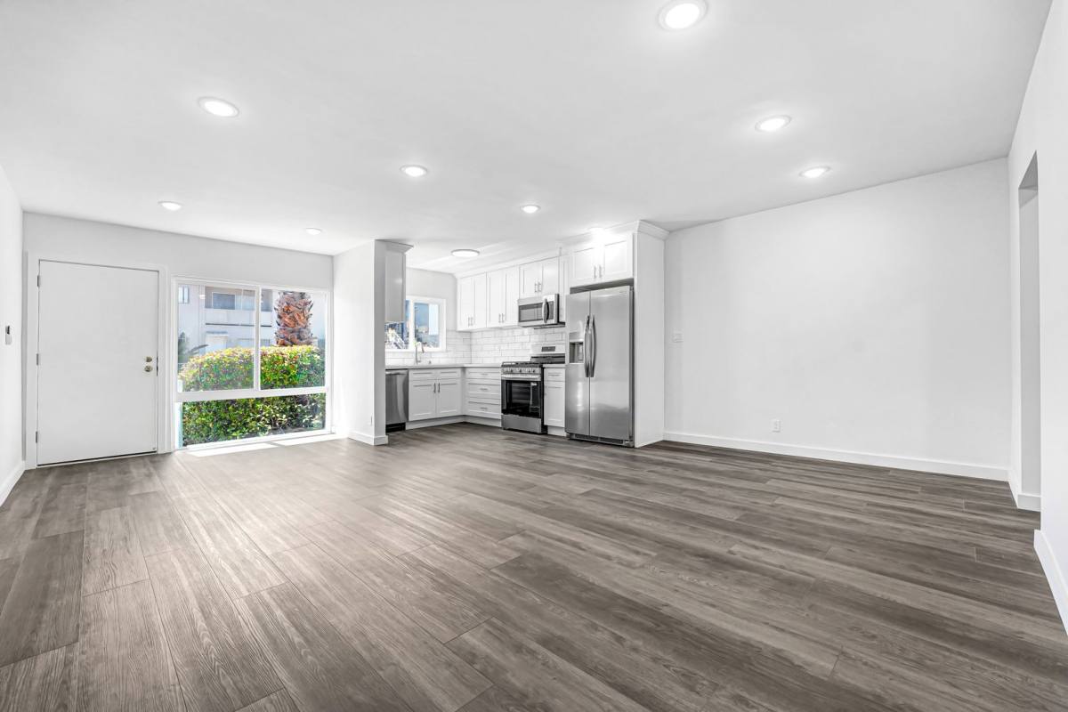 Apartment for rent at 978 S Barrington Ave, Los Angeles, CA 90049