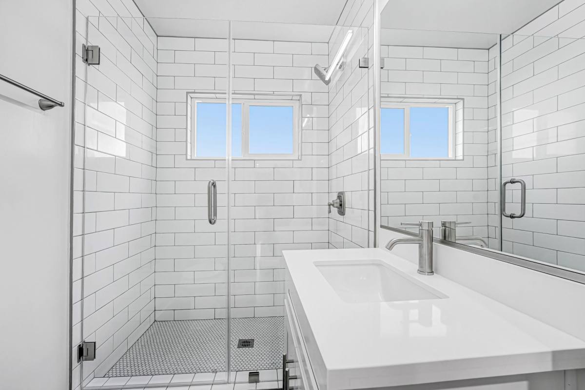 Apartment for rent at 978 S Barrington Ave, Los Angeles, CA 90049