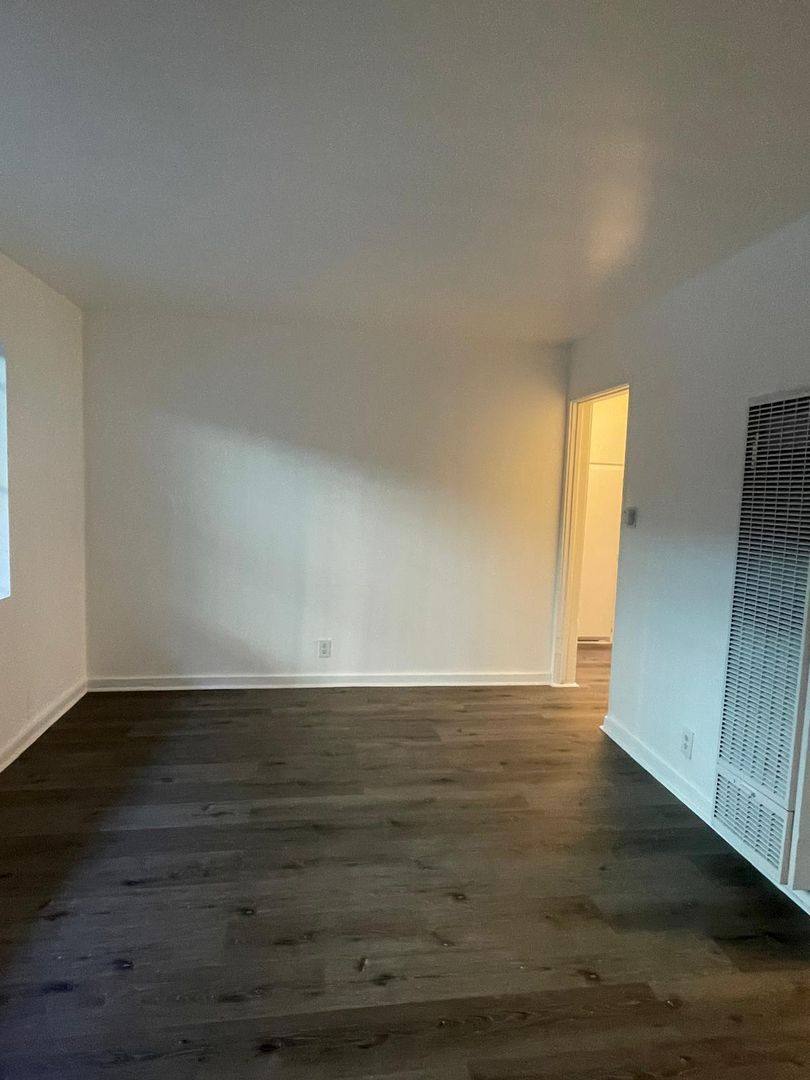 Apartment for rent at 825, 829 & 833 E, Los Angeles, CA 90059