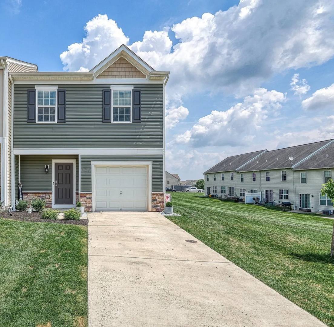 Townhouse for rent at 125 Maple Run Dr, York, PA 17404