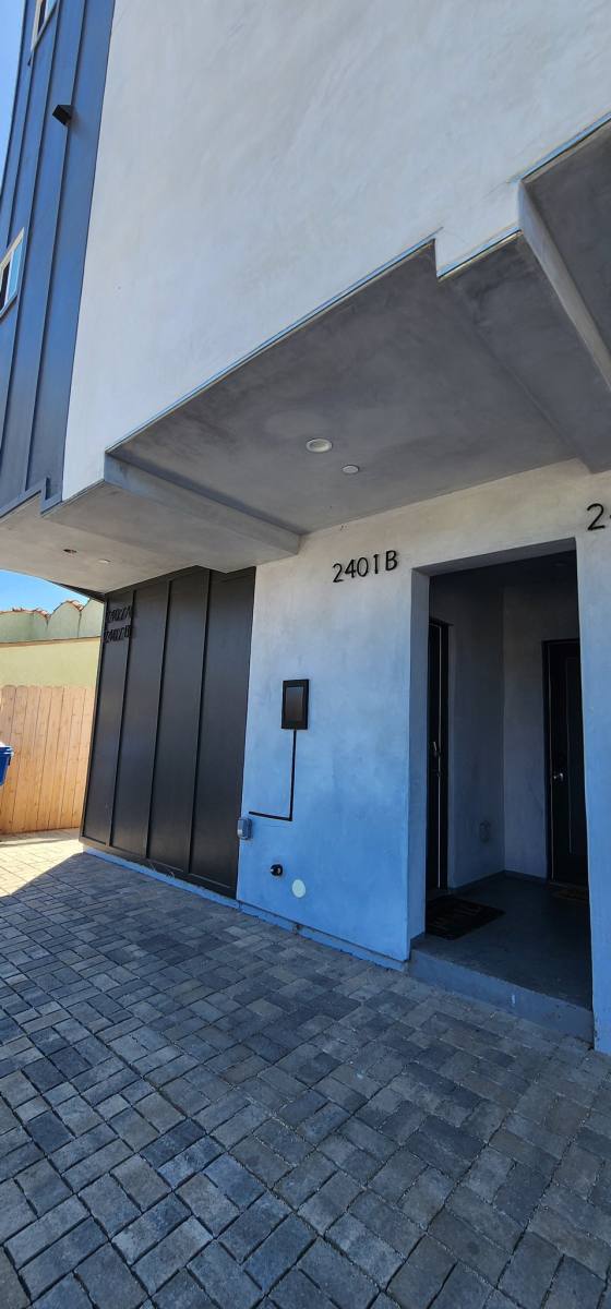 Townhouse for rent at 2401 S Redondo Blvd #B, Los Angeles, CA 90016