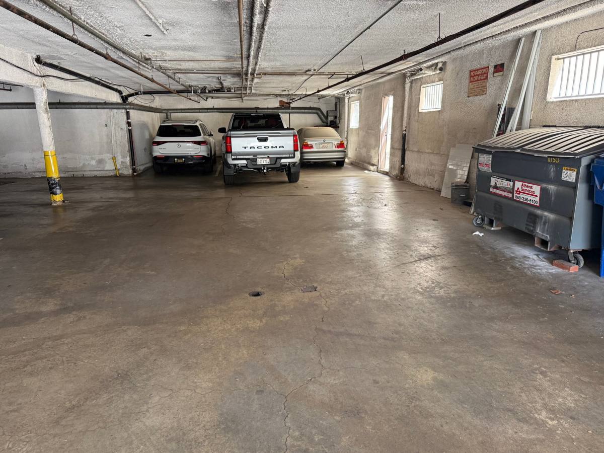 Apartment for rent at 1030 N Edinburgh Ave #6, Los Angeles, CA 90046