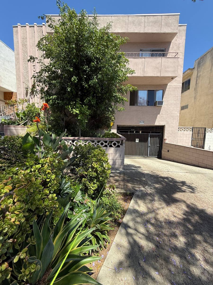 Apartment for rent at 1030 N Edinburgh Ave #6, Los Angeles, CA 90046