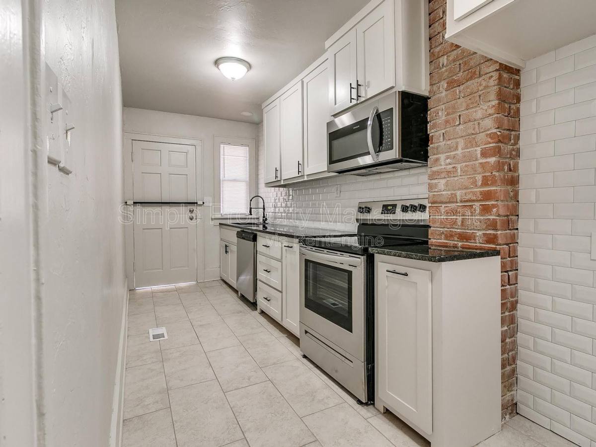 Apartment for rent at 943 E Dr, Oklahoma City, OK 73105