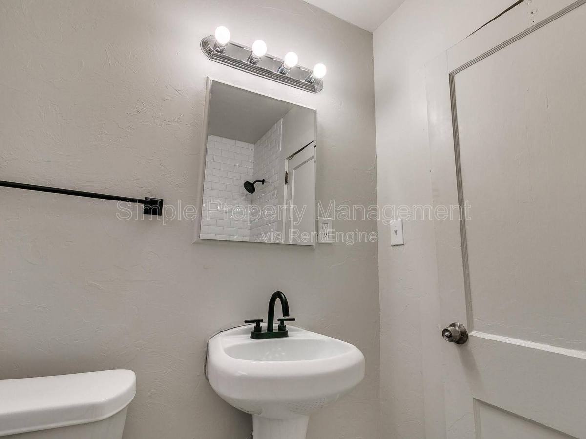 Apartment for rent at 943 E Dr, Oklahoma City, OK 73105