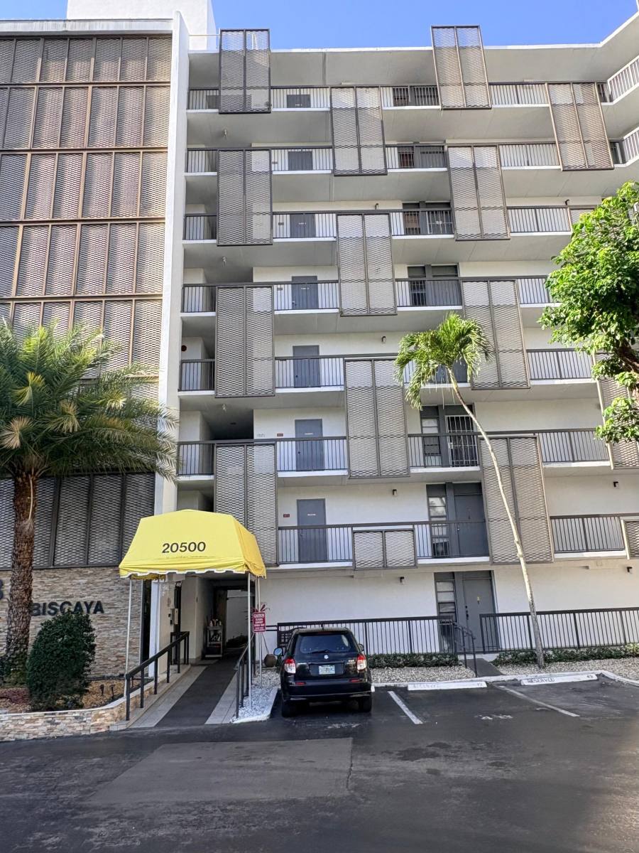 Apartment for rent at 20500 W Country Club Dr #410, Miami, FL 33180