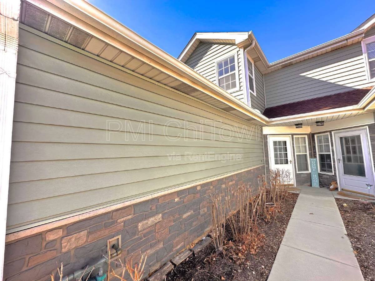 Townhouse for rent at 1172 Regency Dr, Schaumburg, IL 60193